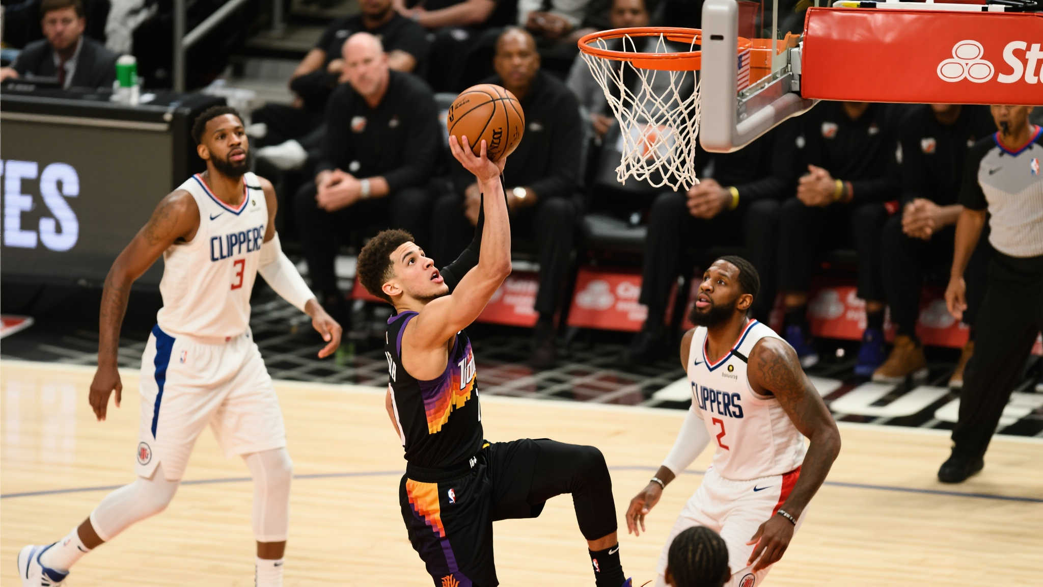 替补不懈追分,刘星宇赞步行者坚守承诺 具体而言,一位年轻后卫以精准三分打破僵局;另一位前