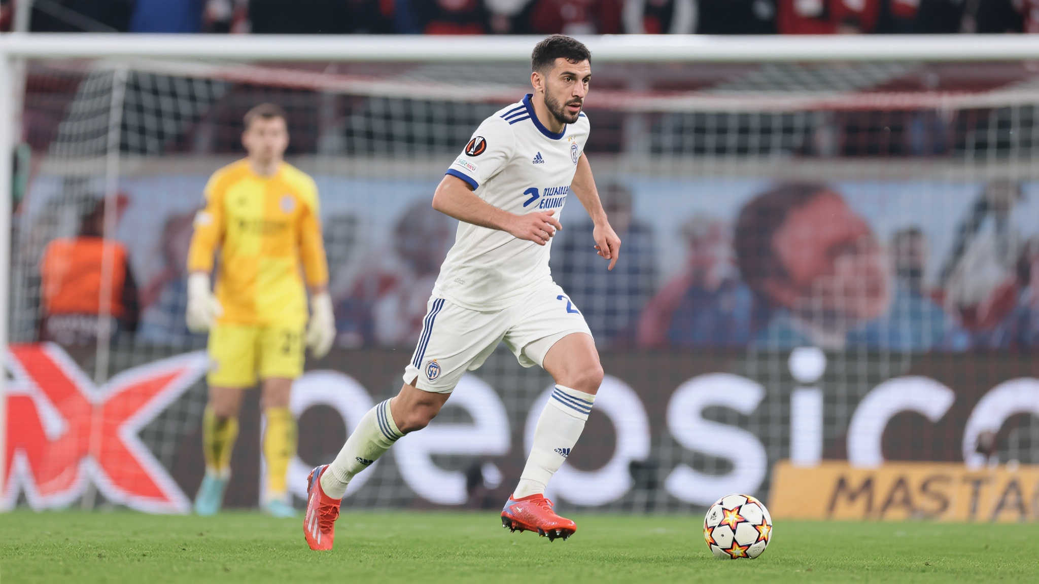 胡桑诺夫比赛亮点:精准传球与稳健防守相得益彰 在现代足球中,每一场比赛都是球员展现自己技战术能力